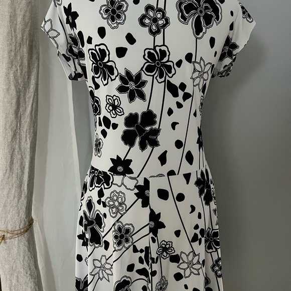 Dress. Knee length - Picture 6 of 16